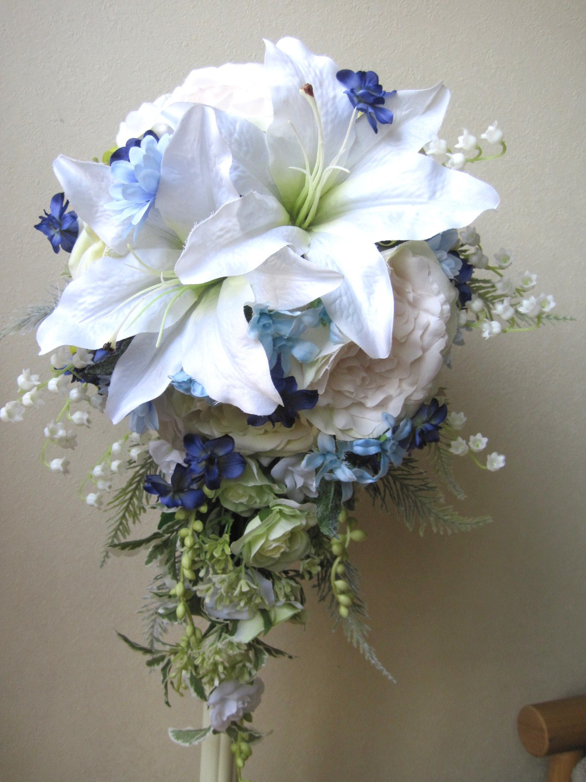 カサブランカと青いお花のキャスケードブーケ♪ブートニア付き♪生花みたいに綺麗な造花です♪高品質なのに安い