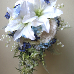 カサブランカと青いお花のキャスケードブーケ♪ブートニア付き♪生花みたいに綺麗な造花です♪高品質なのに安い 1枚目の画像