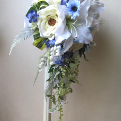 カサブランカと青いお花のキャスケードブーケ♪ブートニア付き♪生花みたいに綺麗な造花です♪高品質なのに安い 4枚目の画像
