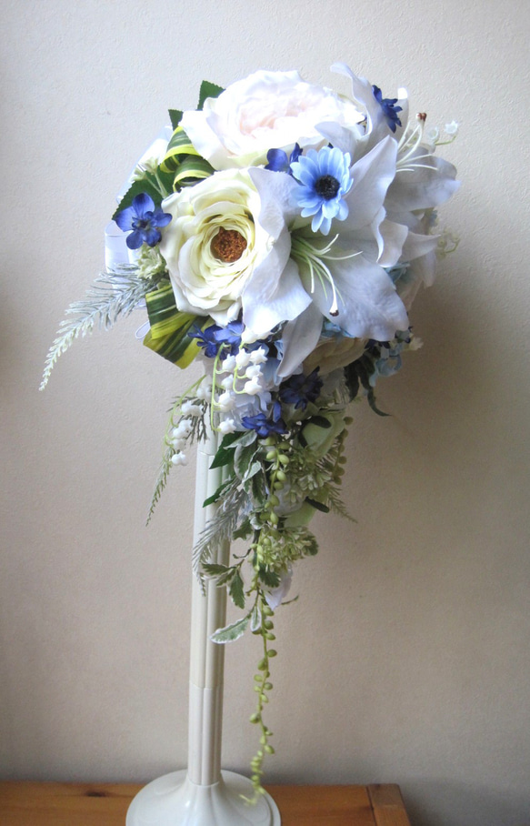 カサブランカと青いお花のキャスケードブーケ♪ブートニア付き♪生花みたいに綺麗な造花です♪高品質なのに安い 4枚目の画像