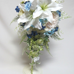 カサブランカと青いお花のキャスケードブーケ♪ブートニア付き♪生花みたいに綺麗な造花です♪高品質なのに安い 12枚目の画像