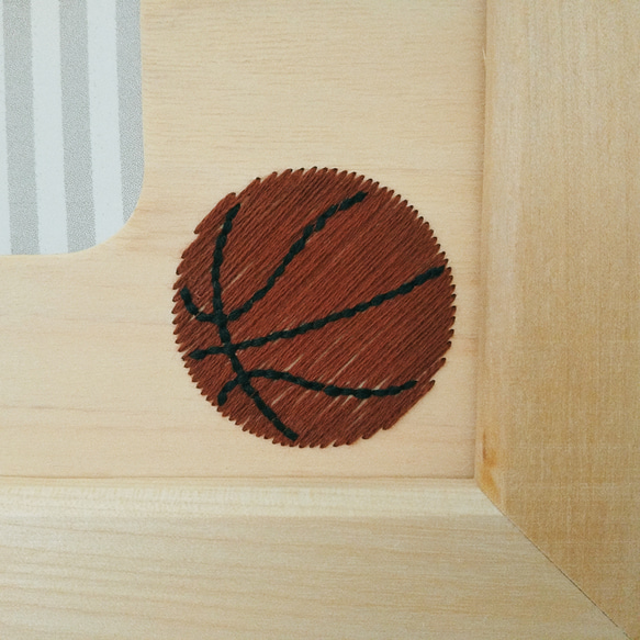 バスケットボールの木刺繍フォトフレーム 2枚目の画像