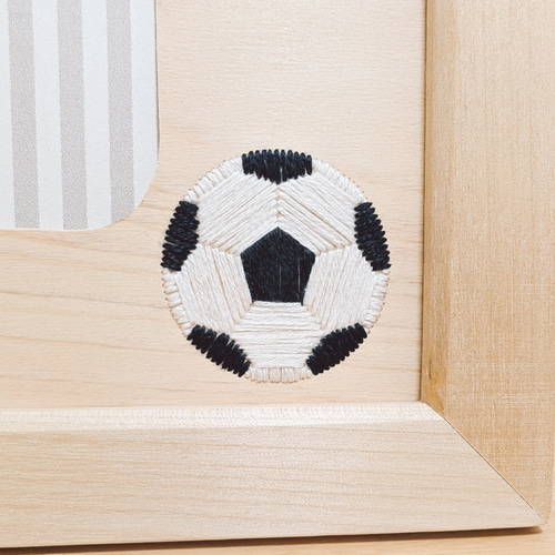 送料無料】木刺繍フォトフレーム（サッカーボール） L判サイズ対応