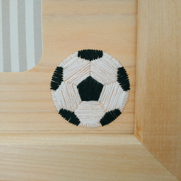 サッカーの木刺繍フォトフレーム　サッカーボール 2枚目の画像