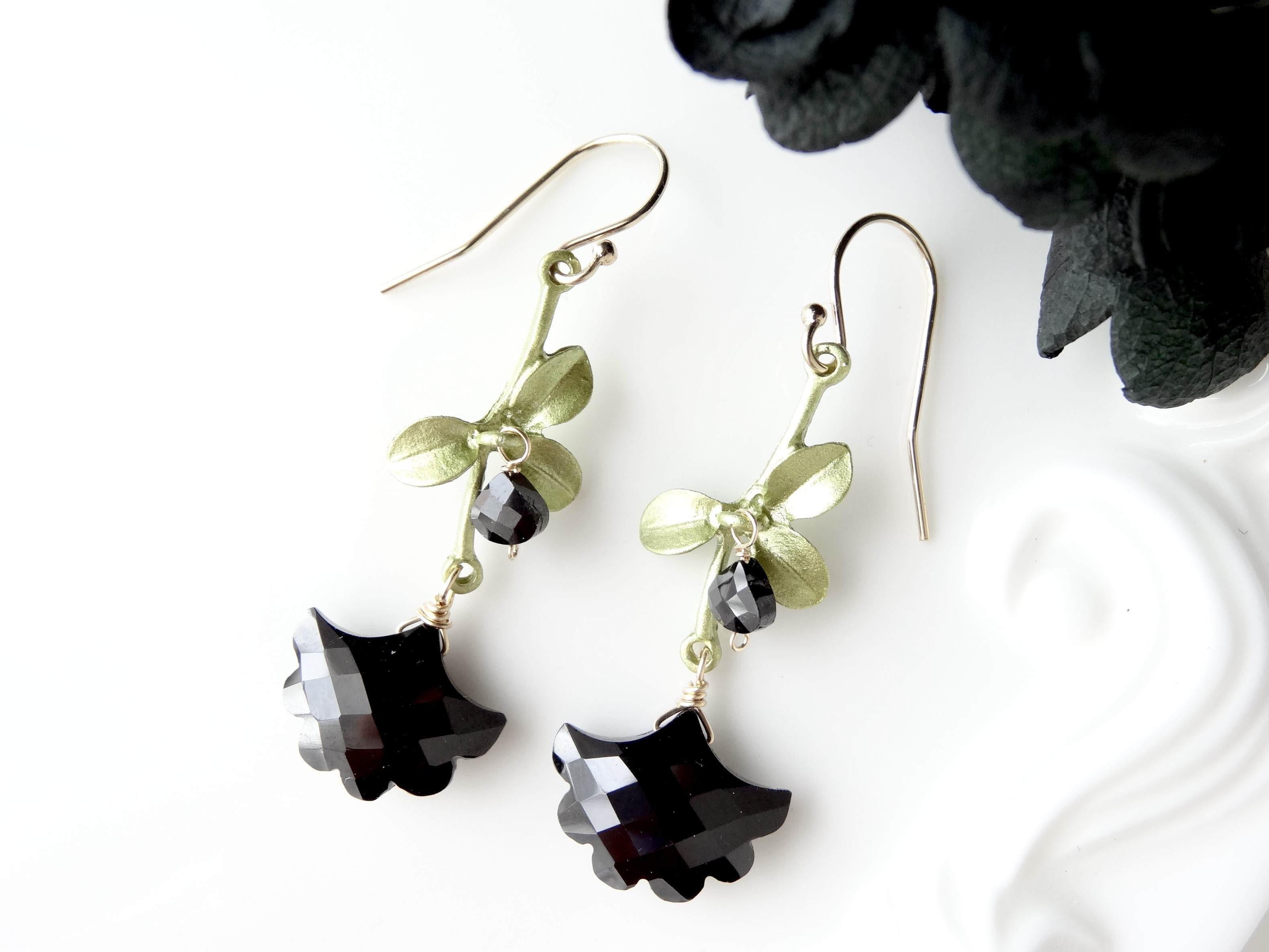 ブラックスピネル＆14KGF・フラワーシルエットB