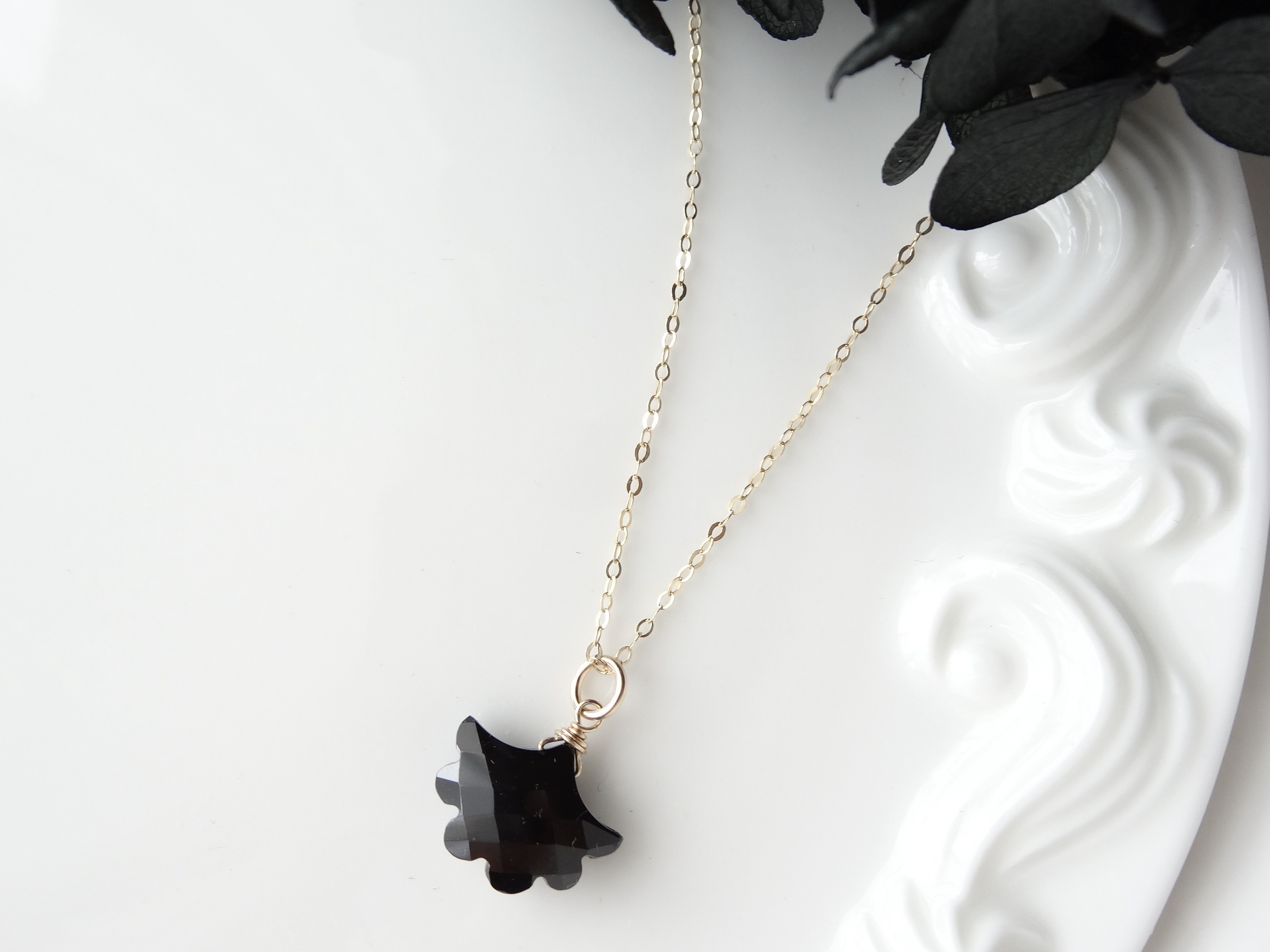 ブラックスピネル＆14KGF・フラワーシルエットネックレス