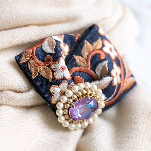 インド刺繍リボンと貴和クリスタルのブローチ　スワロ☆　ビーズ刺繍がおしゃれ 8枚目の画像