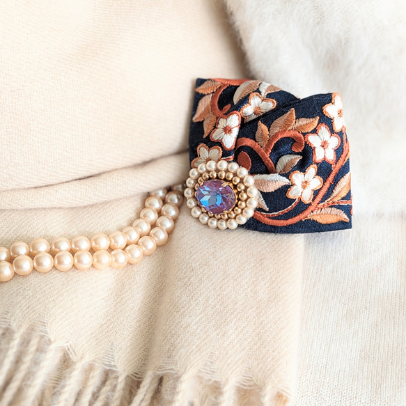 インド刺繍リボンと貴和クリスタルのブローチ　スワロ☆　ビーズ刺繍がおしゃれ 6枚目の画像