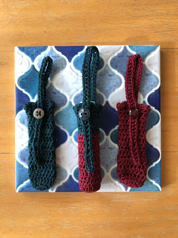 オリンパス５刺繍糸で編んだリップクリームホルダー•３色 1枚目の画像
