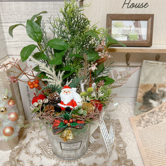 【送料無料】〜よっこらしょ♪森に到着♡サンタさん〜造花アレンジメント　フェイクグリーン　クリスマスインテリア　置物 6枚目の画像