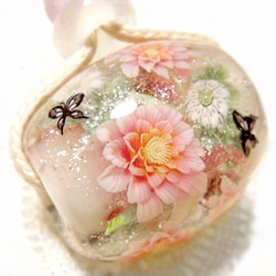 <ピンクと白の菊に蝶（ピンク）＞キク　きく　ちょう　チョウ　紐 ガラス 1枚目の画像