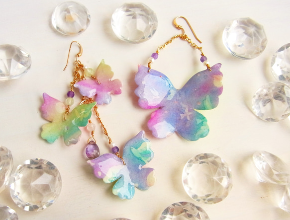 【虹を待つ花の蝶】アシンメトリーピアス/イヤリング 1枚目の画像