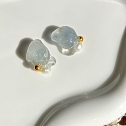 天然石セレスタイトの原石の耳飾り　淡水パールと水晶を添えて　ピアス　イヤリング 2枚目の画像