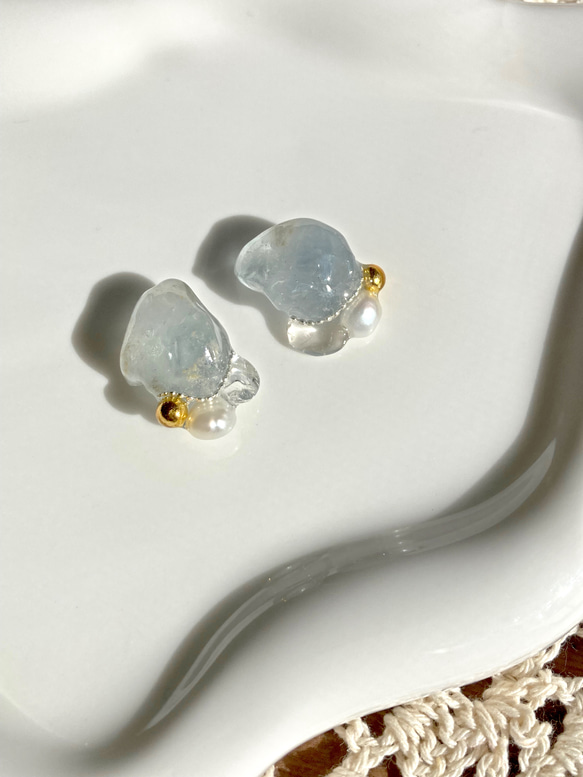 天然石セレスタイトの原石の耳飾り　淡水パールと水晶を添えて　ピアス　イヤリング 2枚目の画像