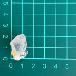 天然石セレスタイトの原石の耳飾り　淡水パールと水晶を添えて　ピアス　イヤリング 6枚目の画像