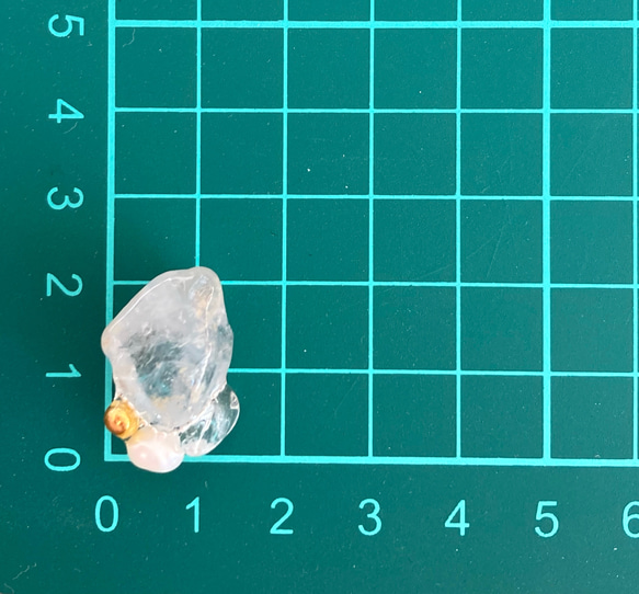 天然石セレスタイトの原石の耳飾り　淡水パールと水晶を添えて　ピアス　イヤリング 6枚目の画像