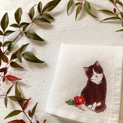 【再販】『椿と猫』の手描きリネンハンカチオフホワイト 1枚目の画像