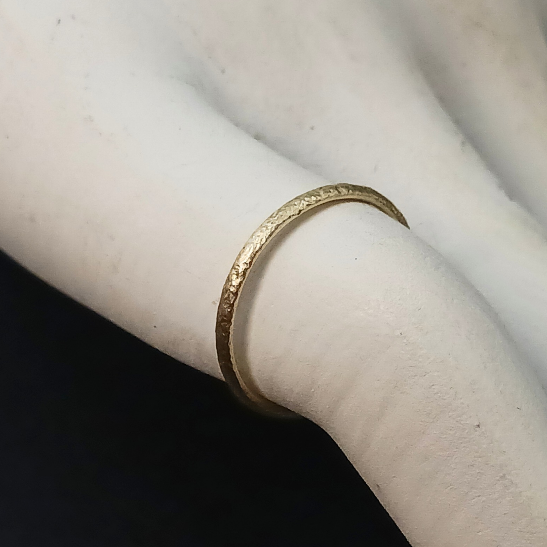 【1.2㎜】 K10  ( 10金 イエローゴールド )  華奢 マットゴールド 槌目 ピンキーリング