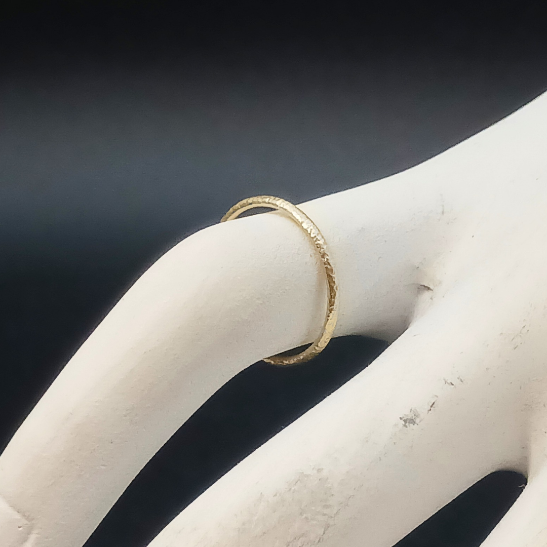 【1.2㎜】 K10  ( 10金 イエローゴールド )  華奢 マットゴールド 槌目 ピンキーリング