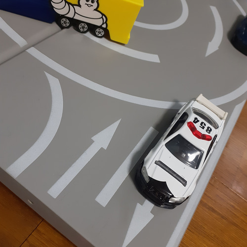8段70台自作ロータリー交差点付きトミカ収納棚 雑貨・その他 8段70台自作ロータリー交差点付きトミカ収納棚 雑貨・その他