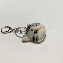 羊毛フェルト 猫キーホルダー サバトラ白 3枚目の画像
