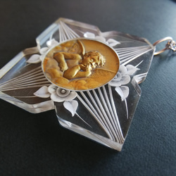 1930年代  Gold天使 ／ Lucite-Flower（約7×7㎝）　ネックレス 4枚目の画像