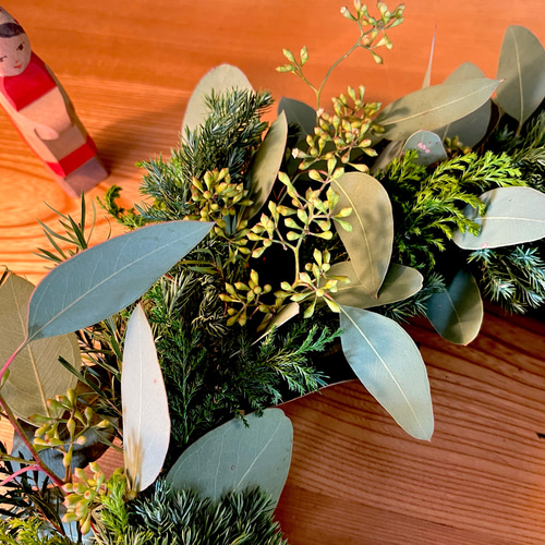 実付きのユーカリや白いシンカルファを丁寧に紡いだ　三日月　リース　クリスマス 実付きのユーカリや白いシンカルファを丁寧に紡いだ 三日月