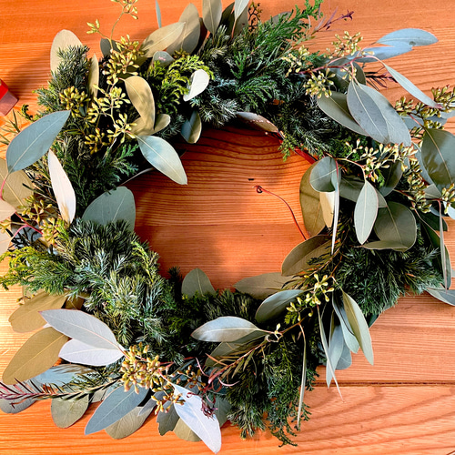 ユーカリと白い実を針葉樹と紡いだ　冬支度を始める大きな　クリスマス　リース ユーカリと白い実と針葉樹を紡いだ凛とした雰囲気のリースドライフラワー