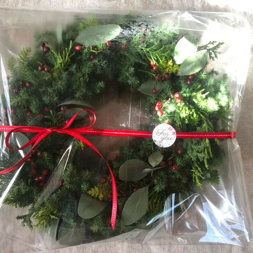 ユーカリと白い実を針葉樹と紡いだ　冬支度を始める大きな　クリスマス　リース ユーカリと白い実を針葉樹と紡いだ冬支度を始める大きな