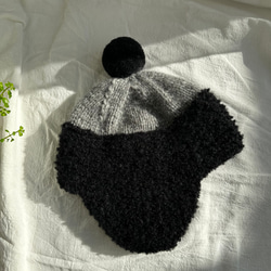 耳あて付きニット帽 黒とグレー ストライプ アルパカのふわもこ 耳当て付きニット帽 ブラック×グレー 耳垂れ