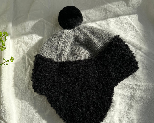 アルパカのふわもこ 耳当て付きニット帽 ブラック×グレー 耳垂れ