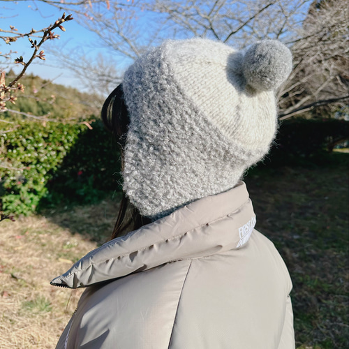 アルパカのふわもこ 耳当て付きニット帽 ブラック×グレー 耳垂れ