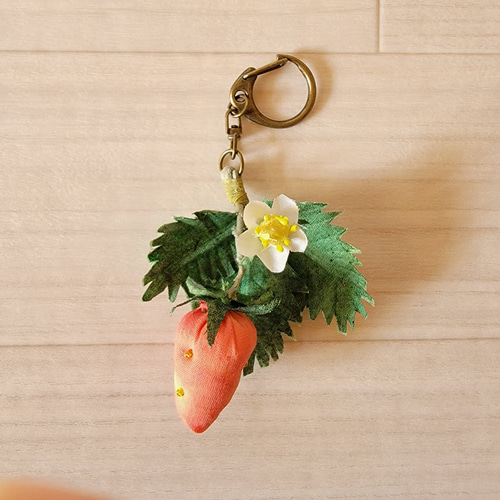 72♢﻿ キーホルダー ハンドメイド イチゴチャーム 布花 一粒イチゴのキーホルダー バッグチャーム あかり穂 通販