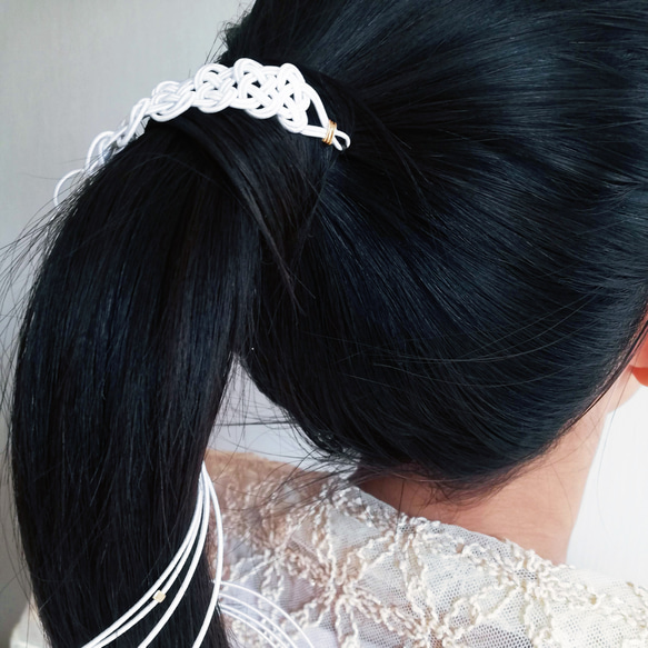 【白・赤・グレーピンク】チェーンの輝きがクールなポニーテール髪飾り〈めぐるめぐる〉　成人式・結婚式に_和モダン水引 4枚目の画像