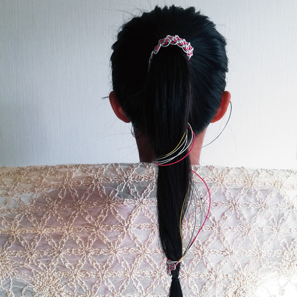 【白・赤・グレーピンク】チェーンの輝きがクールなポニーテール髪飾り〈めぐるめぐる〉　成人式・結婚式に_和モダン水引 9枚目の画像