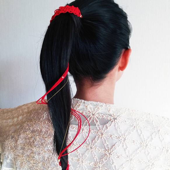 【白・赤・グレーピンク】チェーンの輝きがクールなポニーテール髪飾り〈めぐるめぐる〉　成人式・結婚式に_和モダン水引 2枚目の画像