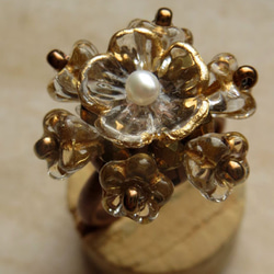 金縁の透き通るお花の指輪 3枚目の画像