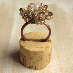 金縁の透き通るお花の指輪 1枚目の画像