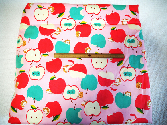 生地　オックスプリント　113✖️50ｃｍ単位　可愛いハリネズミとリンゴ　ピンク・ブルー・グリーン 3枚目の画像