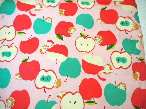 生地　オックスプリント　113✖️50ｃｍ単位　可愛いハリネズミとリンゴ　ピンク・ブルー・グリーン 4枚目の画像