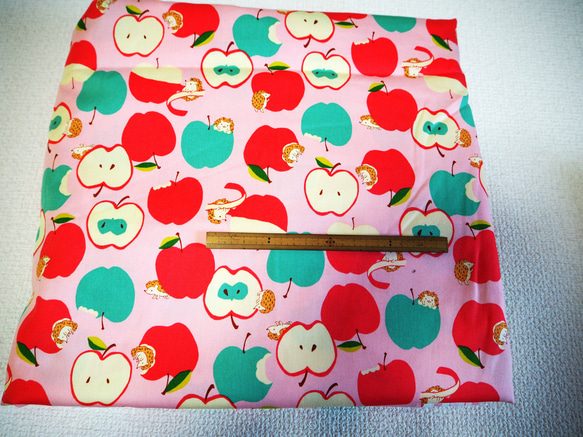 生地　オックスプリント　113✖️50ｃｍ単位　可愛いハリネズミとリンゴ　ピンク・ブルー・グリーン 2枚目の画像