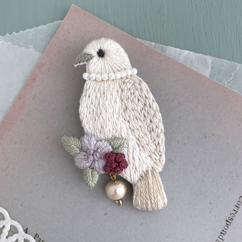 受注制作］白い鳩の刺繍ブローチ ブローチ capriccio 通販｜Creema 