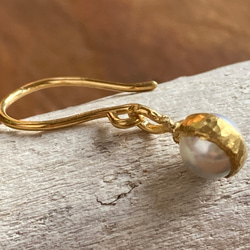 K24純金◇金色Akoya珍珠單耳鉤耳環（本色） 第2張的照片