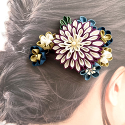 卒業式にも　くすみカラーの絹の菊花の髪飾り 4枚目の画像