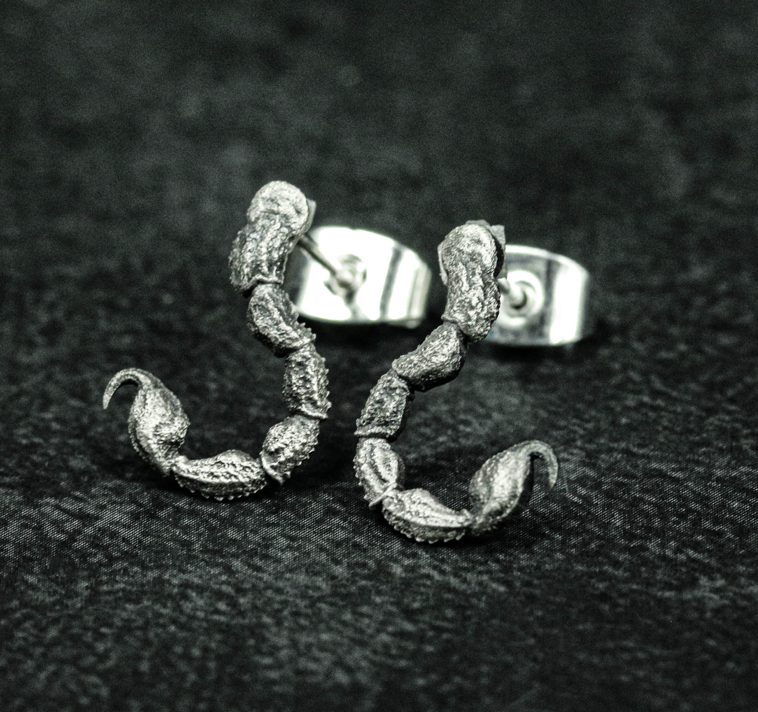 サソリピアス-サソリの尾ピアス-蠍座ジュエリー絶妙なサソリジュエリー小さなピアスレディースアニマルピアス