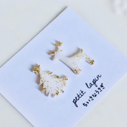 ホワイトクリスマスツリーのピアス compass1698907339.jpg