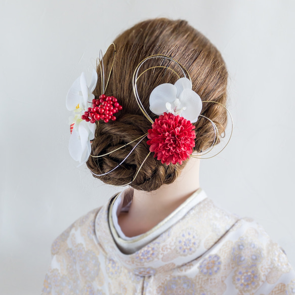 小さい胡蝶蘭とマムの髪飾り 赤 白 成人式・結婚式・卒業式に 和風 和装 アーティフィシャルフラワー 5枚目の画像