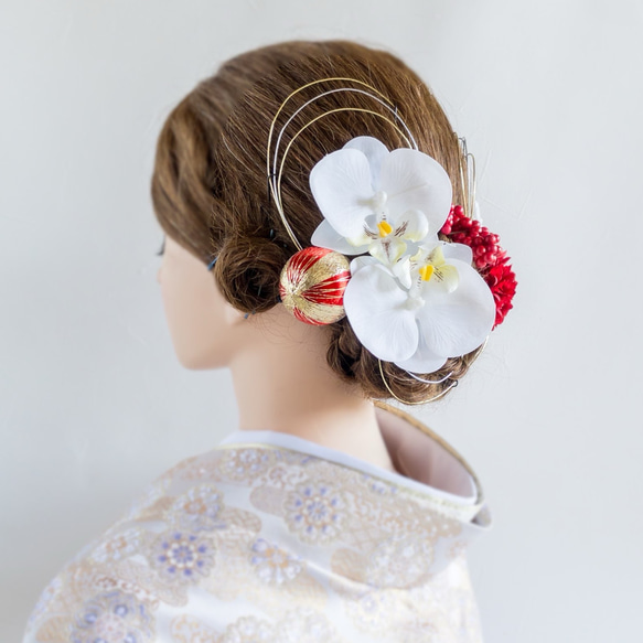 小さい胡蝶蘭とマムの髪飾り 赤 白 成人式・結婚式・卒業式に 和風 和装 アーティフィシャルフラワー 3枚目の画像
