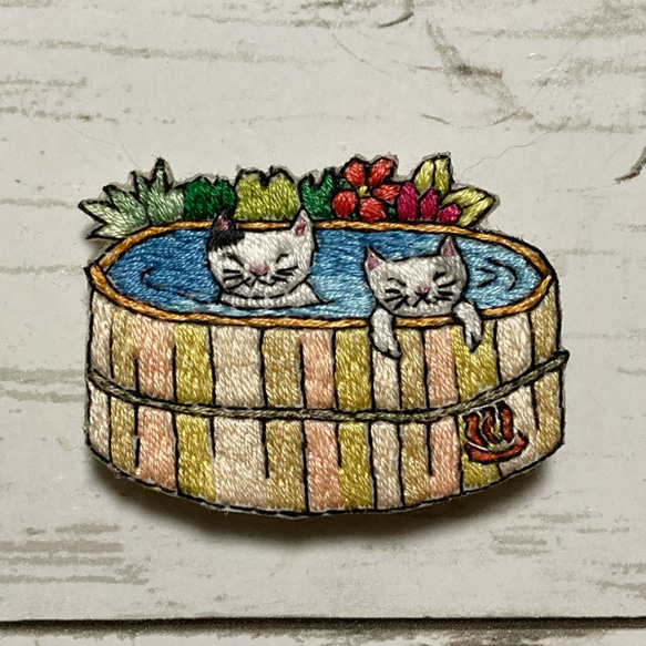 手刺繍オリジナルブローチ＊温泉猫 1枚目の画像