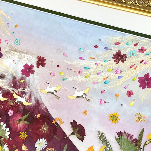 花模様の抽象的な絵画、大、中、小の花柄が織り成す華やかさの絵画 縁起の良い押し花額 お花が乱舞！5羽の鶴がはばたく赤富士アート